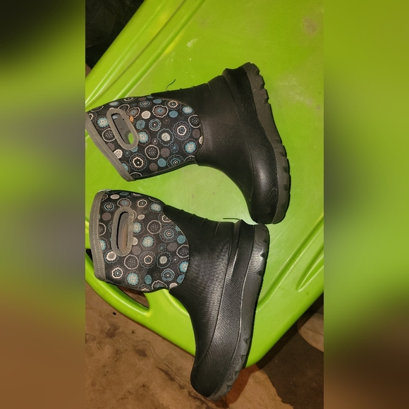 BOGS YOUTH SIZE 2 - Picture 3 of 5